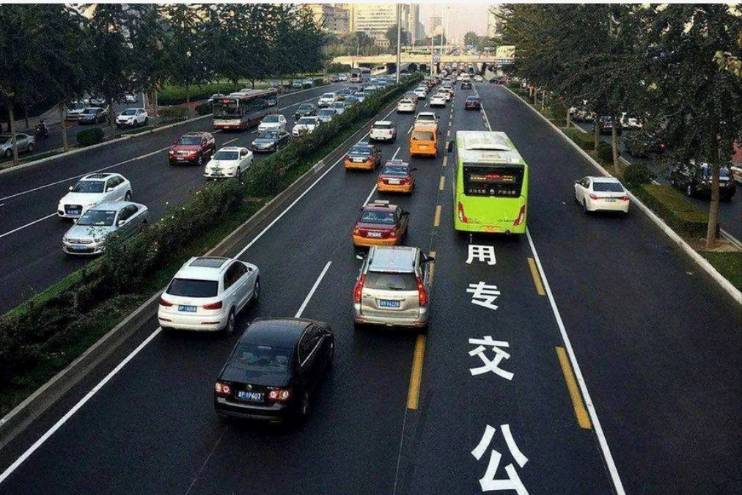 北京部分公交專用車道已對社會車輛開放