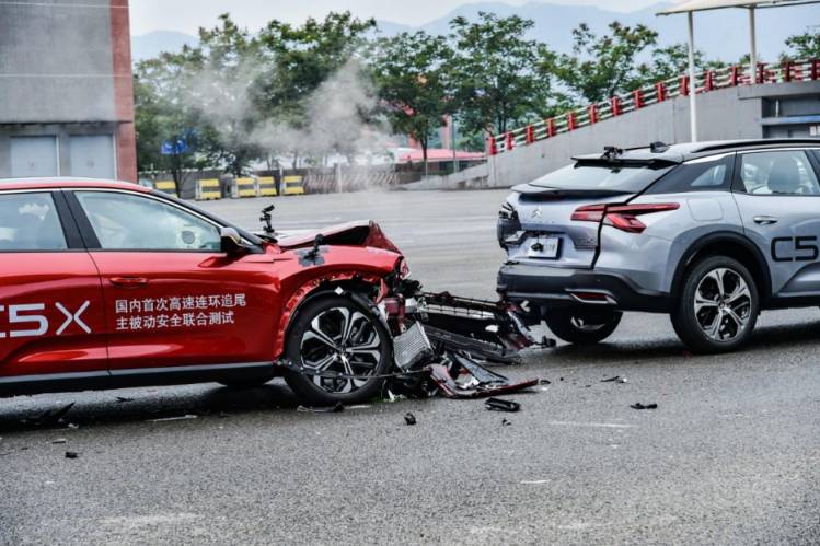 神龍汽車“中華第一撞”開創(chuàng)汽車碰撞先河，良心品質(zhì)傳承25載