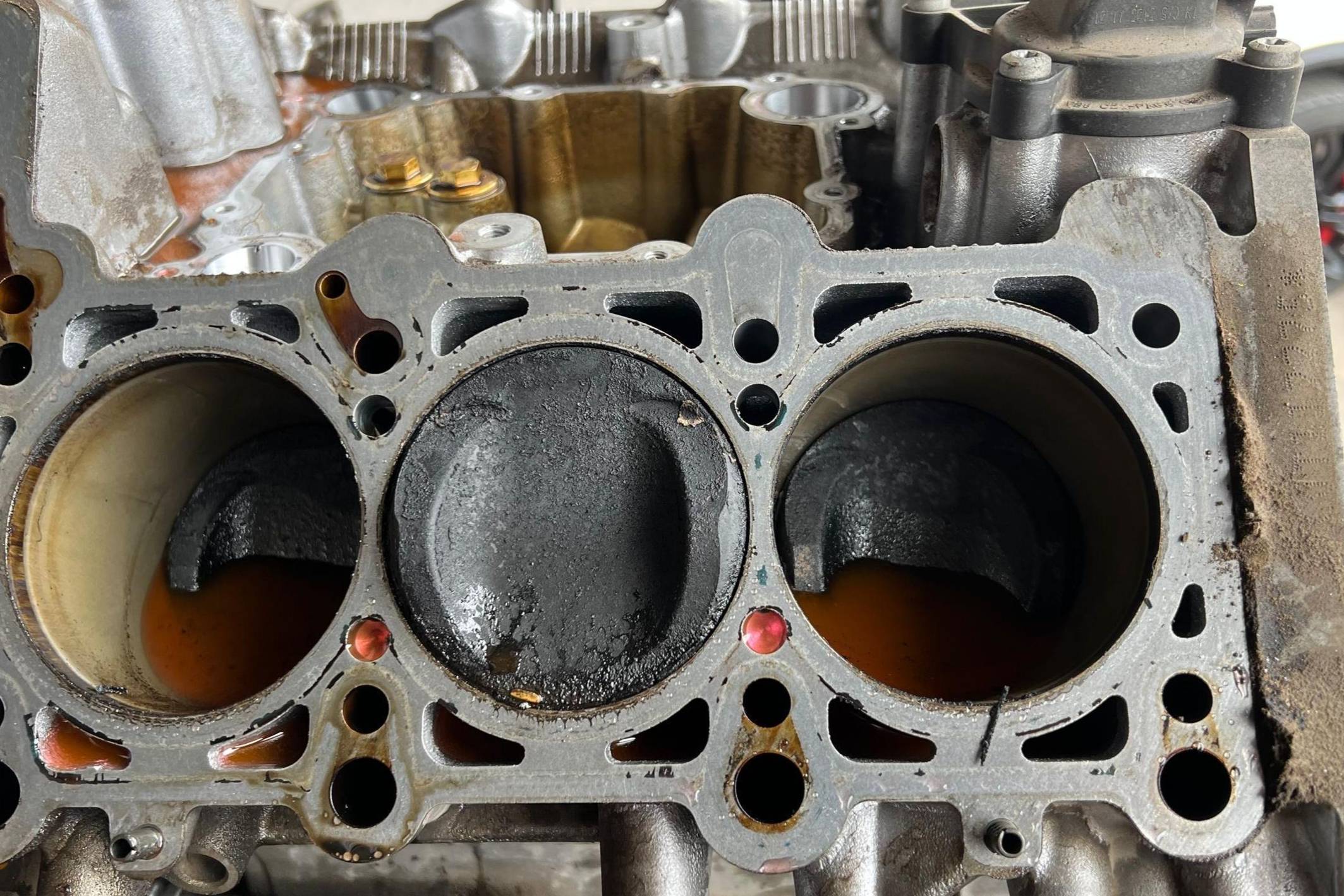 汽车发动机出现烧机油问题需要怎么做