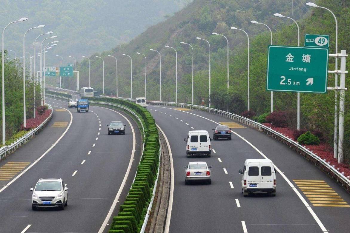 還想要不限速高速？先看看超車道上有多少車在那慢悠悠地跑