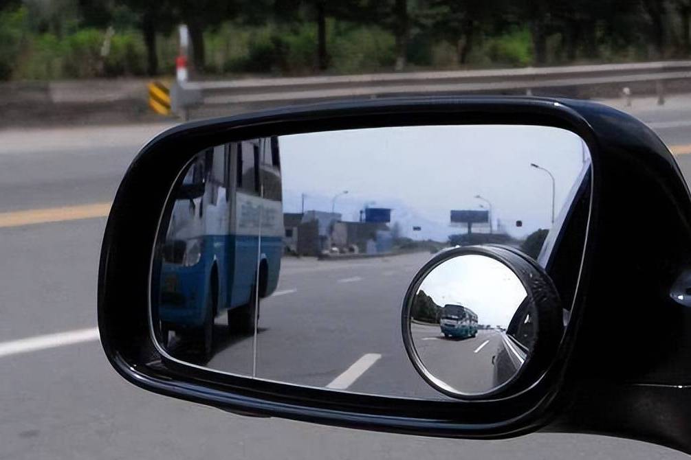 汽车后视镜上小圆镜装来干嘛的？