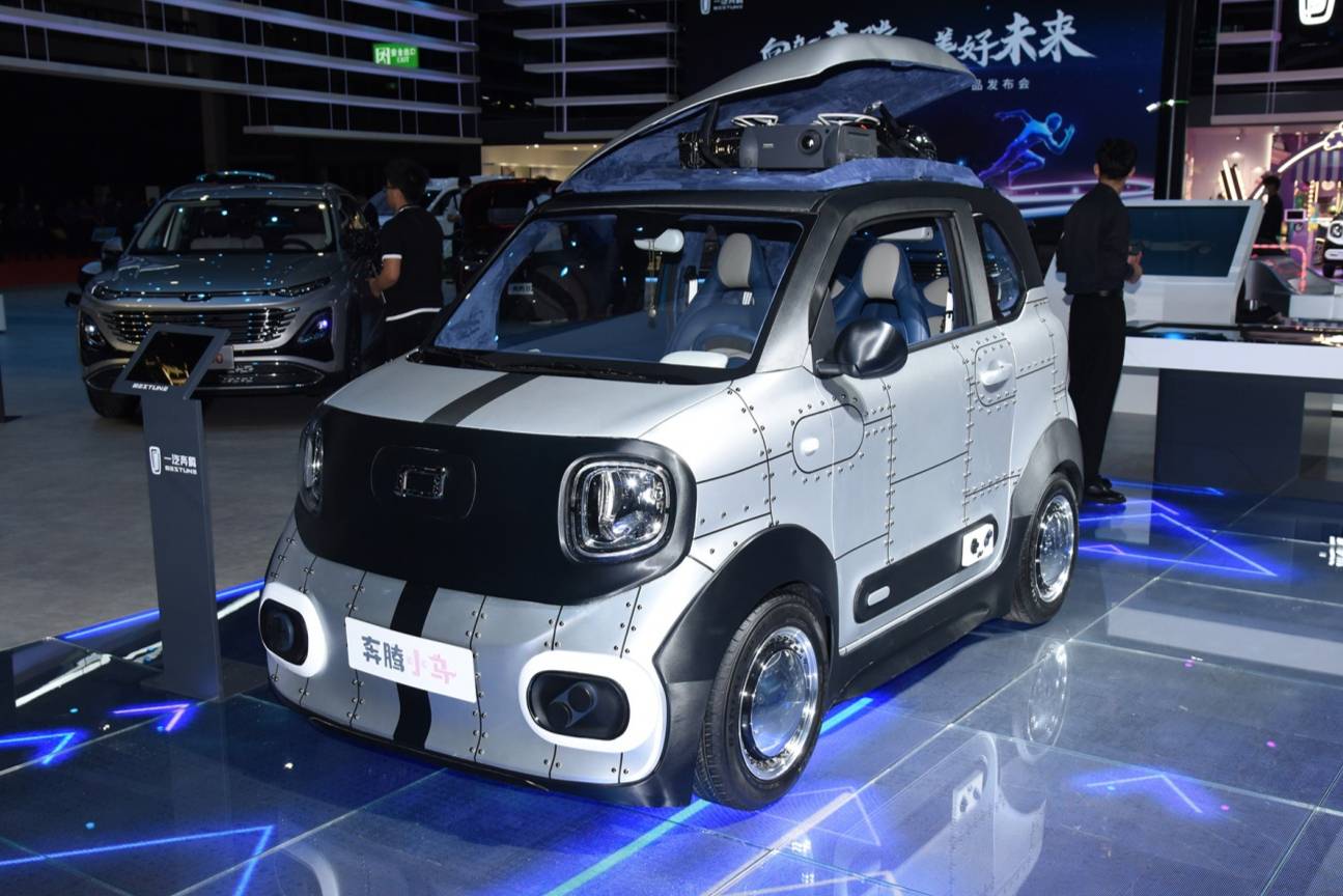 五菱mini“最強(qiáng)”對(duì)手曝光，車頂配投影儀或不超4萬，很炫酷