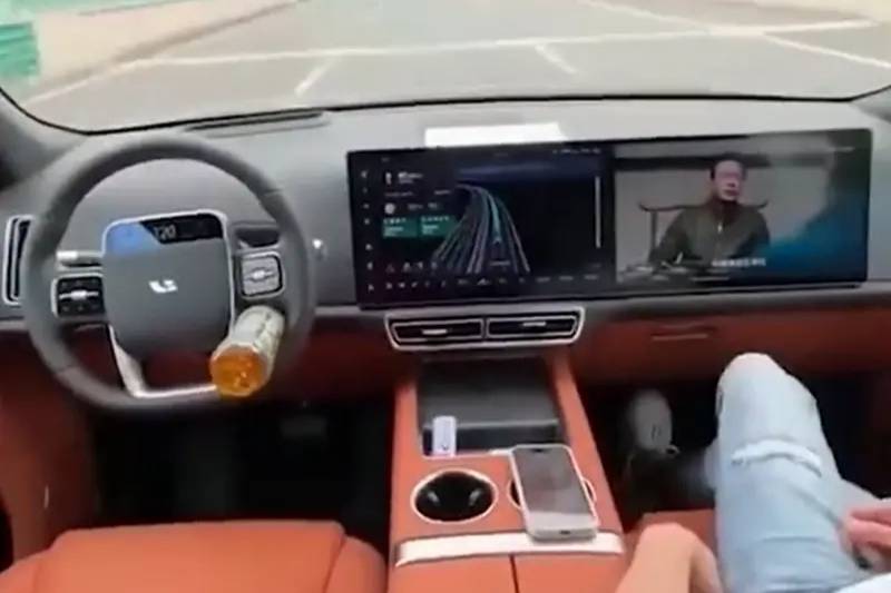 理想回应危险驾驶视频：启动辅助驾驶时驾驶员需手扶方向盘