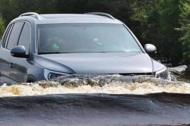 油车、电车车主都要注意，特大暴雨来临，怎样开车更安全?