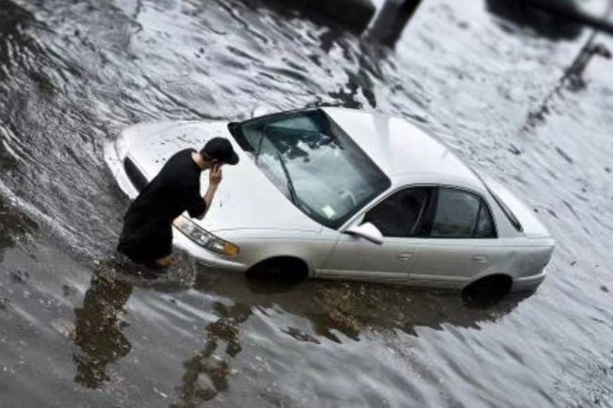 谁说暴雨天汽车必趴窝？那是油车