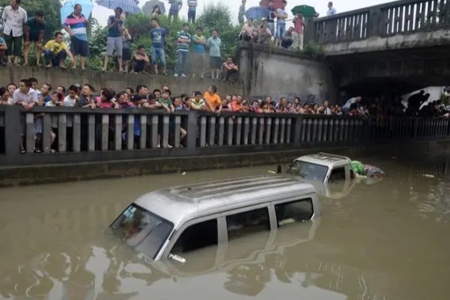 北京房山暴雨之下的行车安全 一旦车辆被淹如何自救