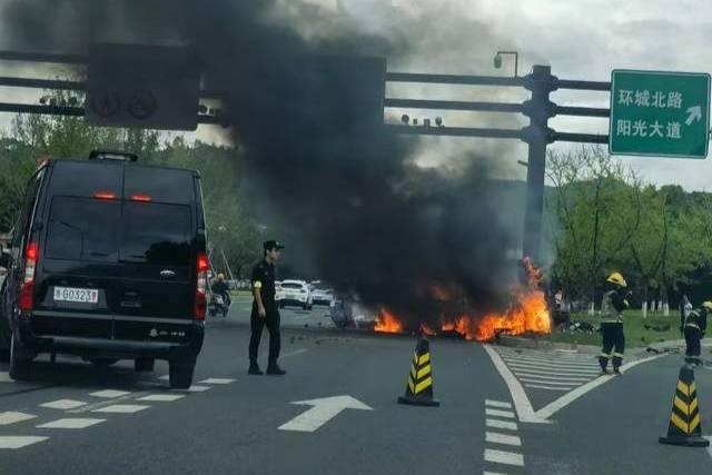 銷量破兩萬(wàn)當(dāng)天，蔚來(lái)ES8撞路柱解體起火致1人死亡