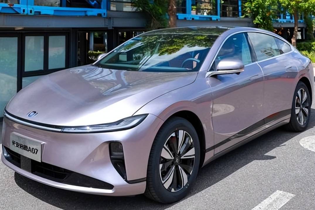 這款中大型豪華純電轎車街頭曝光！車長近5米續(xù)航1200Km