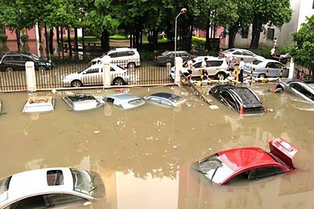 暴雨天氣，躲過了路上水坑，卻沒躲過保險(xiǎn)公司這么多“坑”