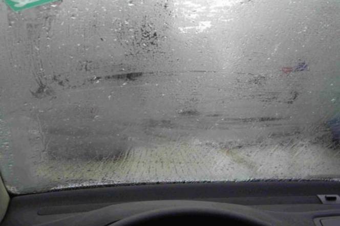 天冷了，汽车前挡玻璃总是起雾怎么处理？