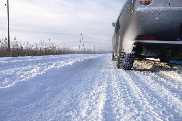 在冰雪路面上，怎么駕駛才最安全？