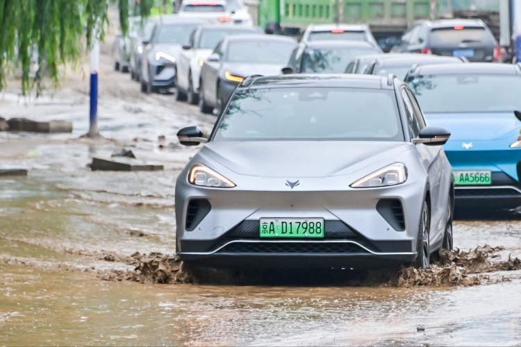 暴雨退去 北京車主極狐汽車泡水72小時(shí)正常開 這就是放心車