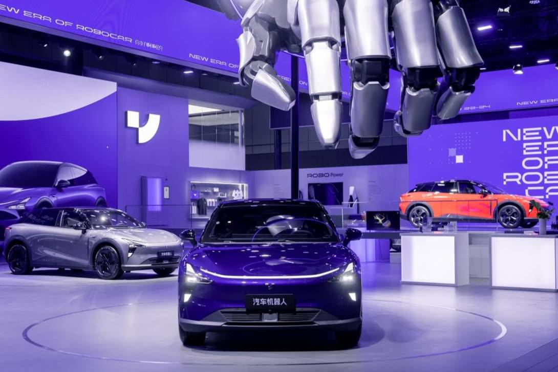 2023成都車展│極越品牌首秀 四臺汽車機器人震撼登場