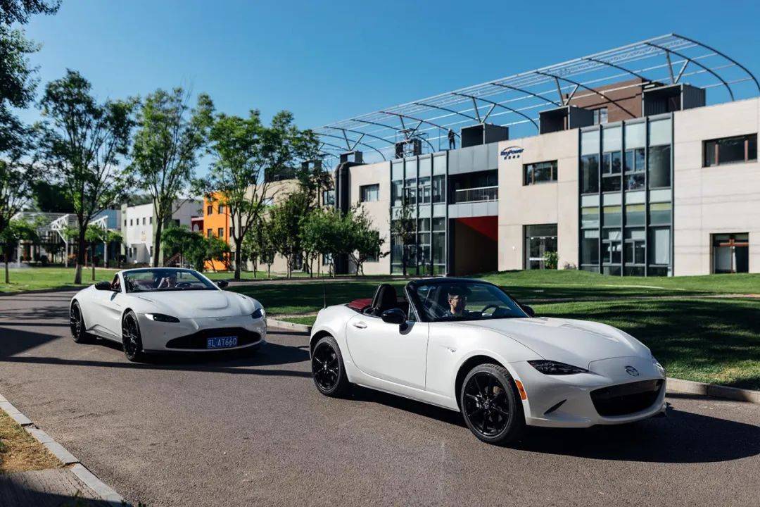 阿斯顿·马丁Roadster VS 马自达MX-5