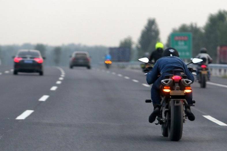 矛盾的问题：摩托车该不该上高速，是谁在喊摩托车要上高速？