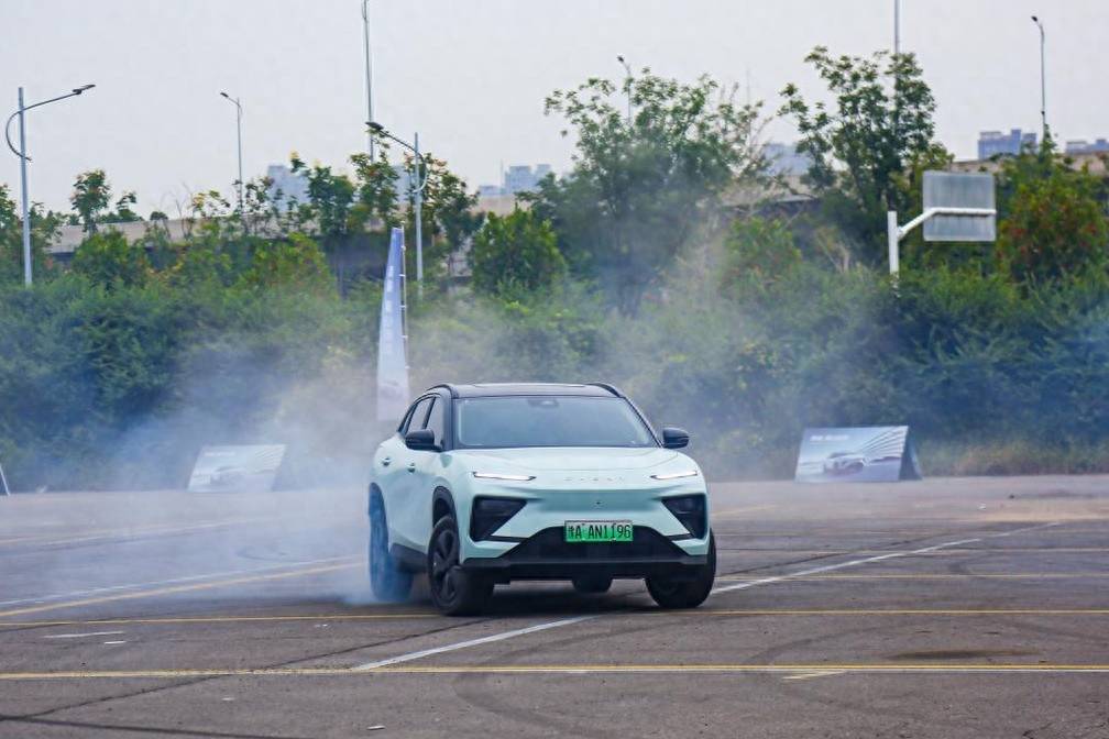 試駕奇瑞舒享家：首款全鋁車身、后置后驅(qū)，15萬級(jí)超強(qiáng)性價(jià)比王