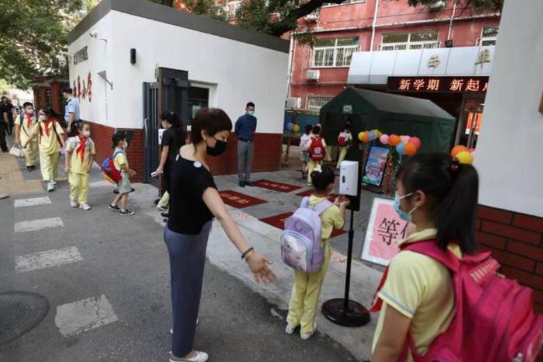 北京严查违规电动车接送学生行为 学校配齐一键式报警装置