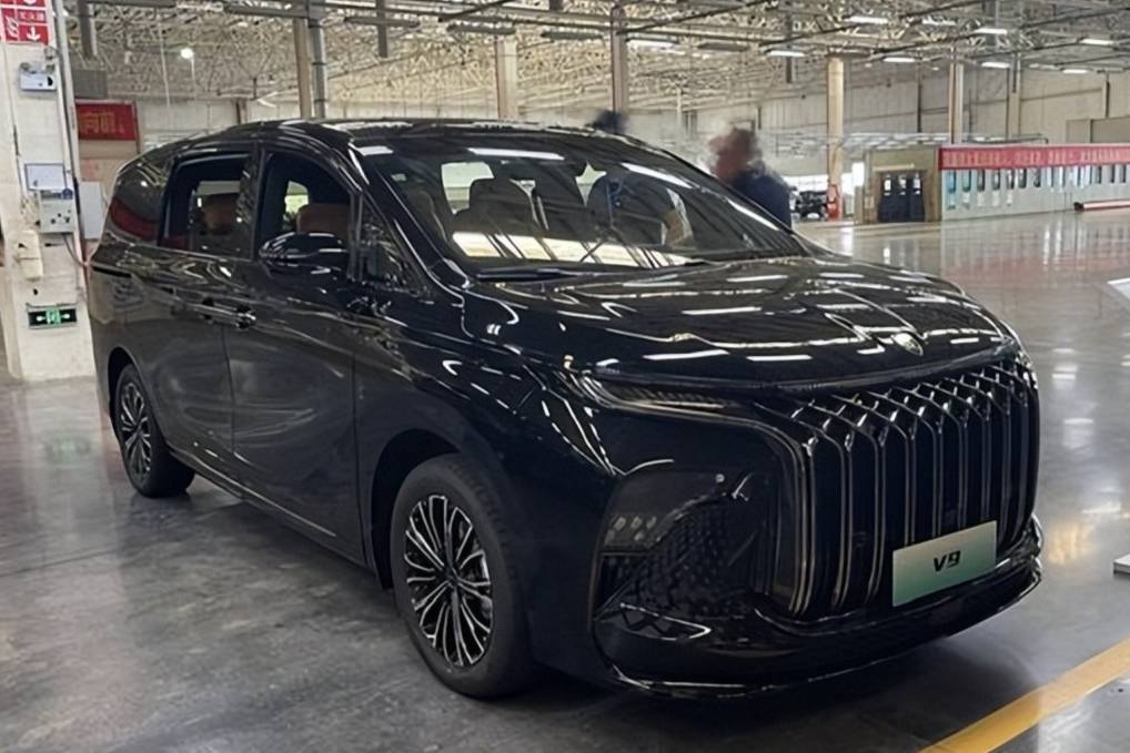 東風(fēng)游艇全新MPV實車曝光！或不超16萬長超5米2，外觀豪華