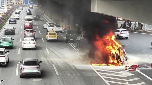 广州发生出租车与宝马碰撞后起火的严重事故
