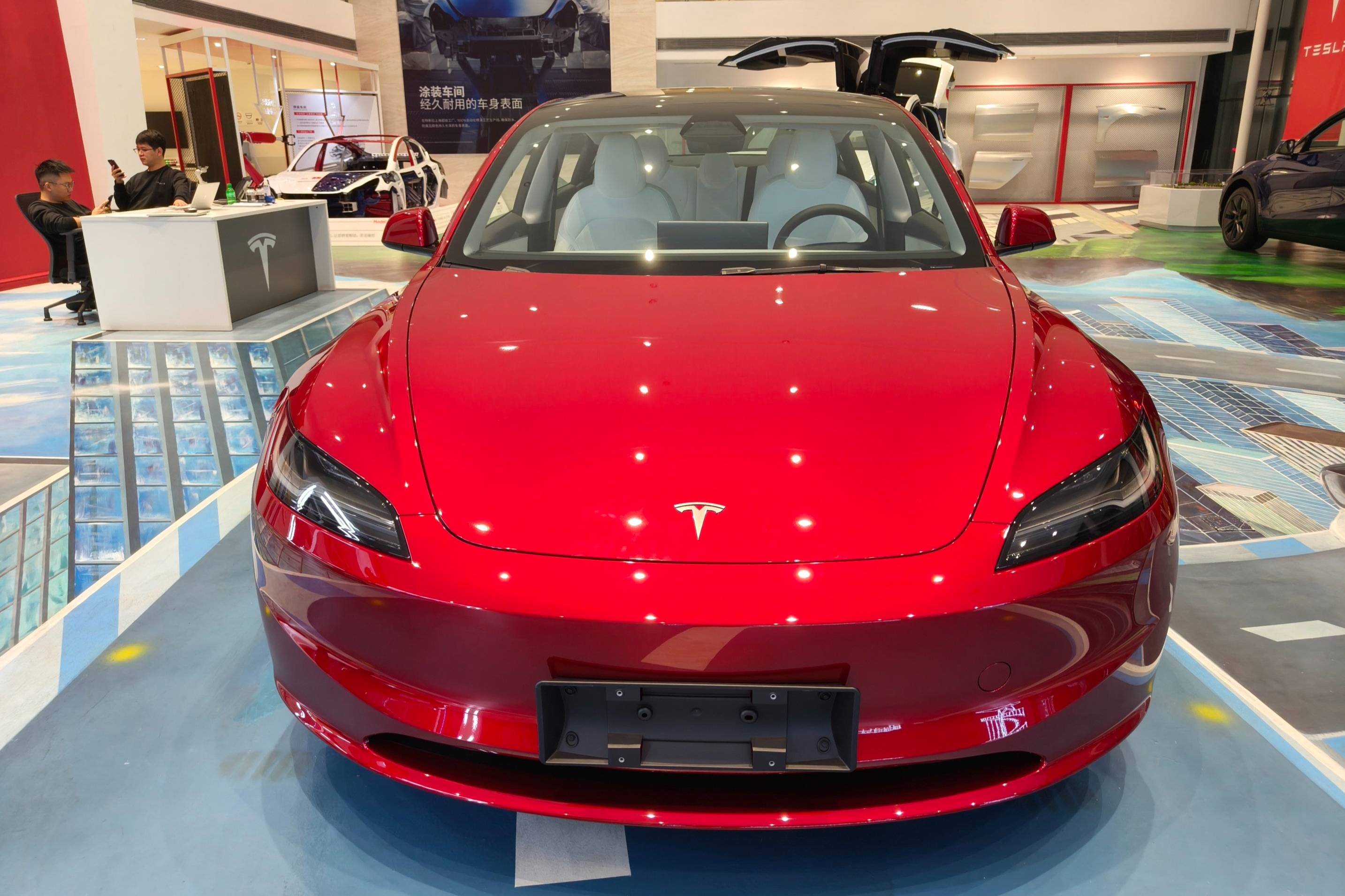 特斯拉Model 3焕新而来 烈焰红车色多方位升级