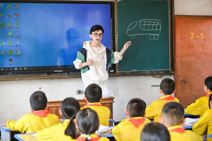 传递公益力量，“腾势微光图书角”落地边境小学