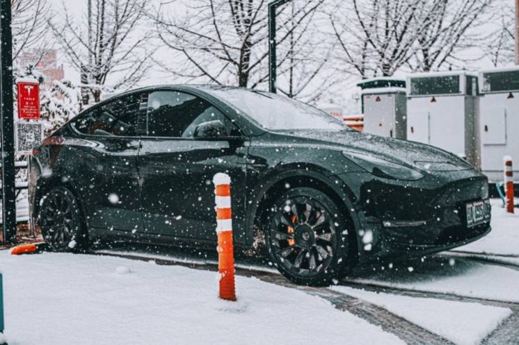 聽說雪后路滑盡量少開車 除非你開的是特斯拉