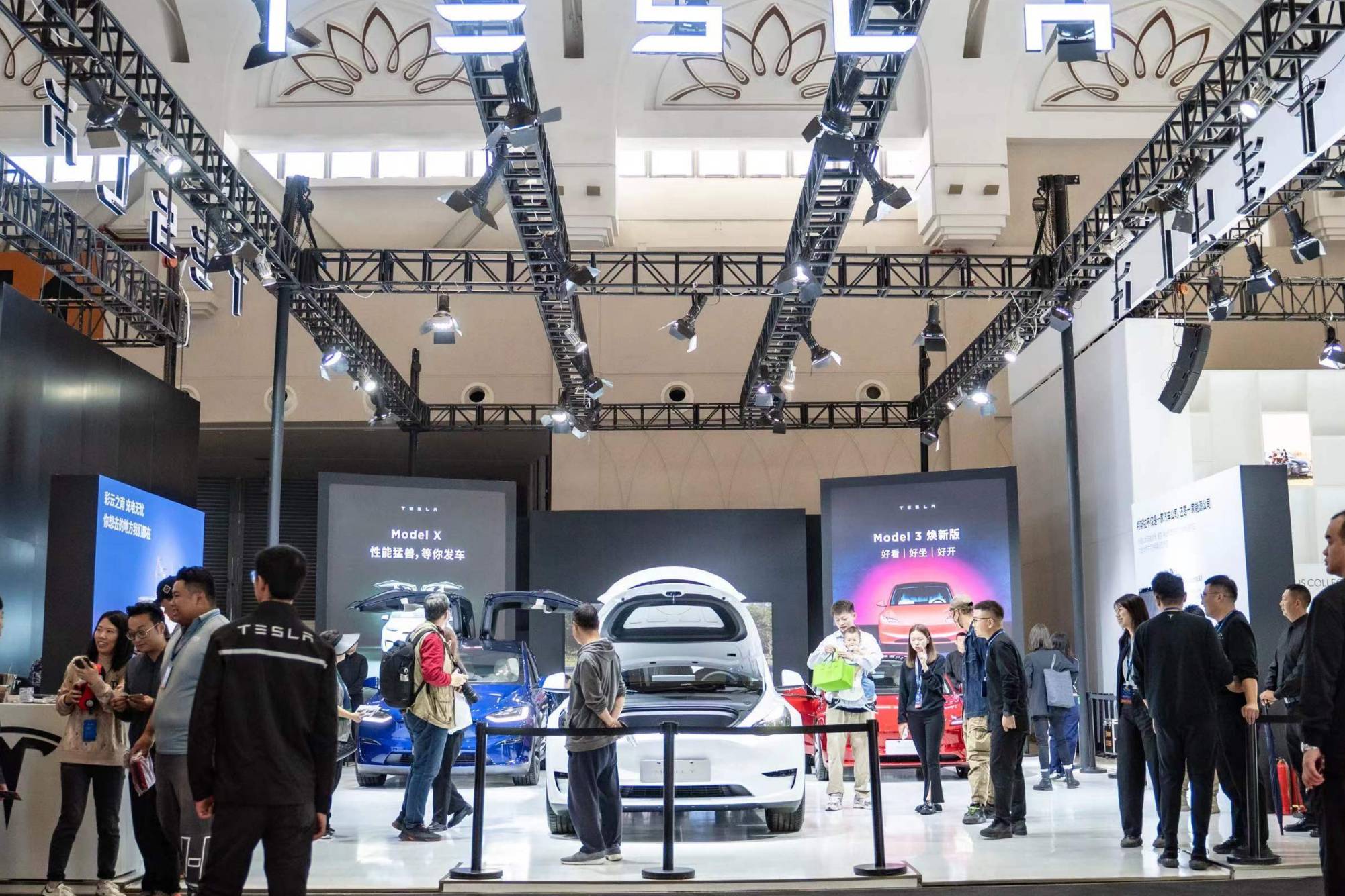 特斯拉攜最新產(chǎn)品亮相昆明國際車展 全新Model 3開放試駕