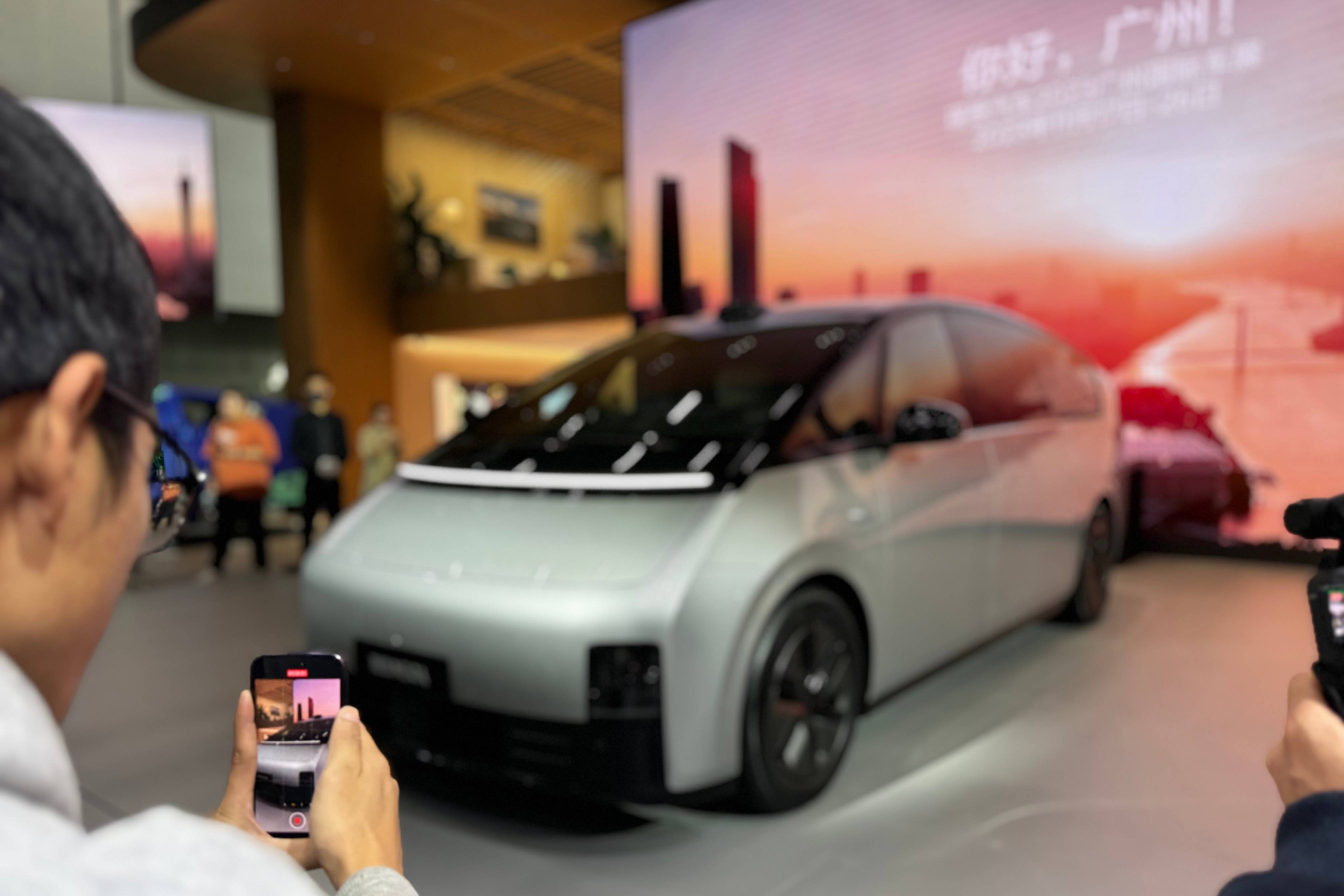 理想MEGA亮相廣州車展，現(xiàn)場熱度太高了