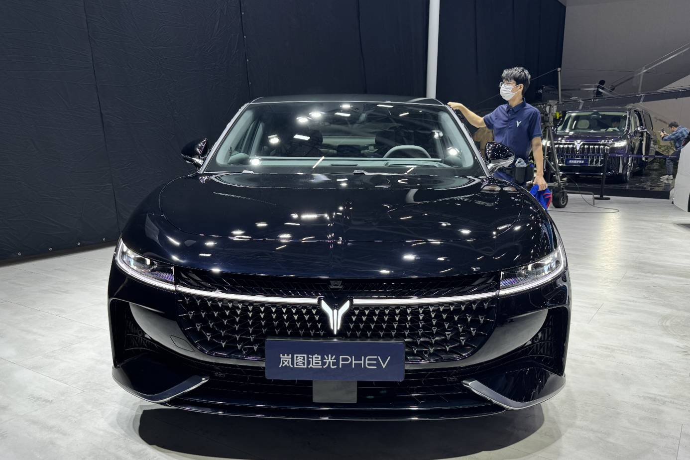 2023廣州車展：嵐圖追光PHEV預(yù)售價26.69萬元起