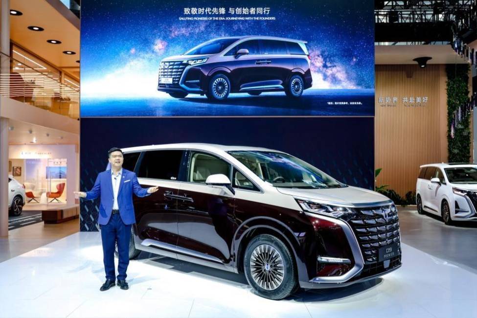 D9 PREMIER創始版四座量產版領銜,騰勢汽車闖世界