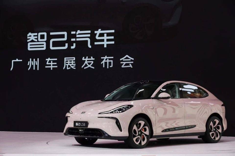 智己汽車亮相2023廣州車展 金晨親手交付智己 LS6