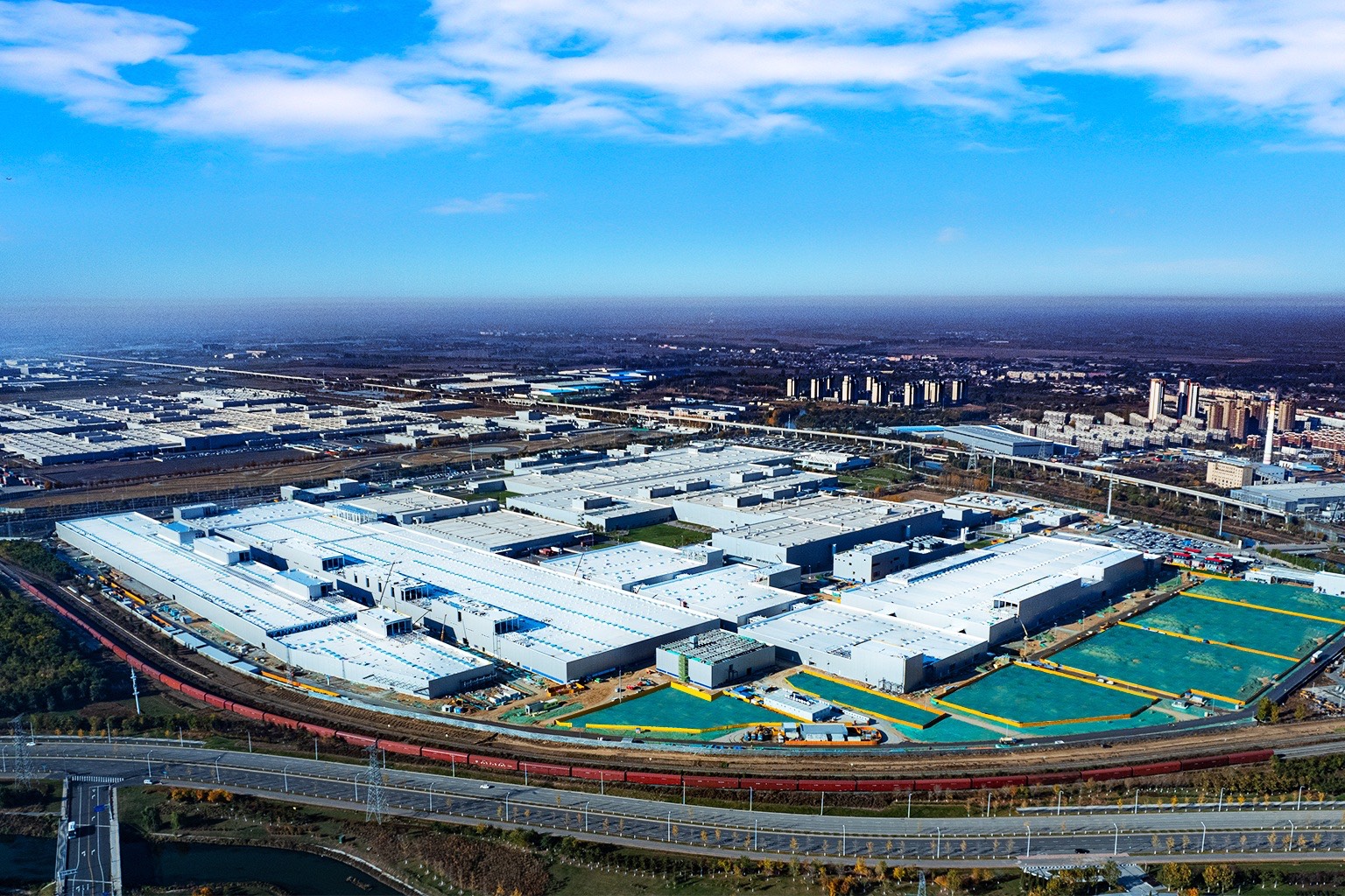 宝马沈阳生产基地第六代动力电池项目建筑封顶