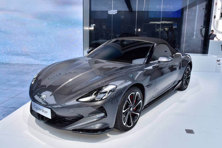 遠(yuǎn)看像100多萬，其實(shí)才30多萬，名爵敞篷跑車，還標(biāo)配剪刀門