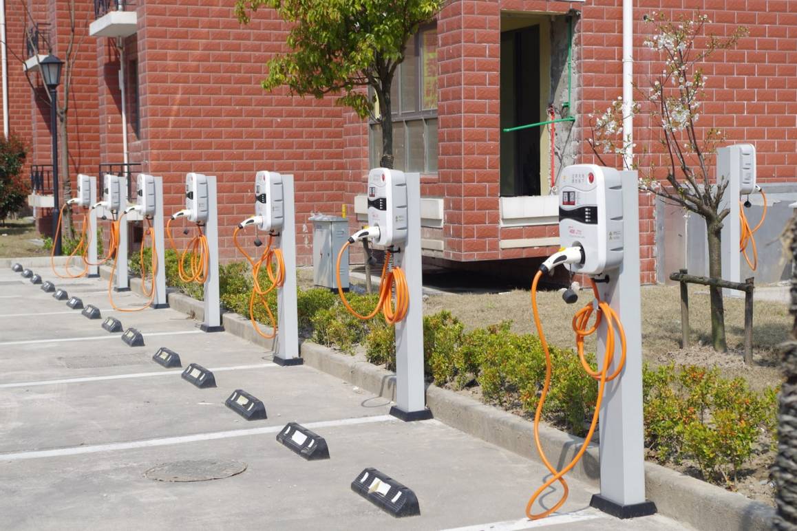 充電服務(wù)費(fèi)暴漲，電動(dòng)車買得起開不起？誰在販賣焦慮？