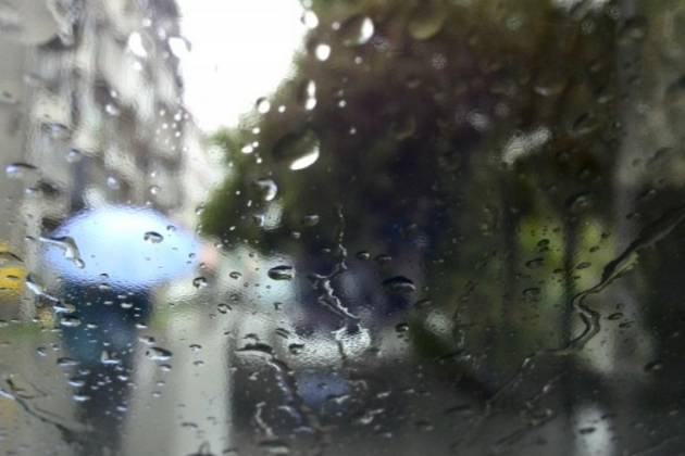 下雨车窗玻璃容易起雾，教你几个方法，轻松除雾更安全