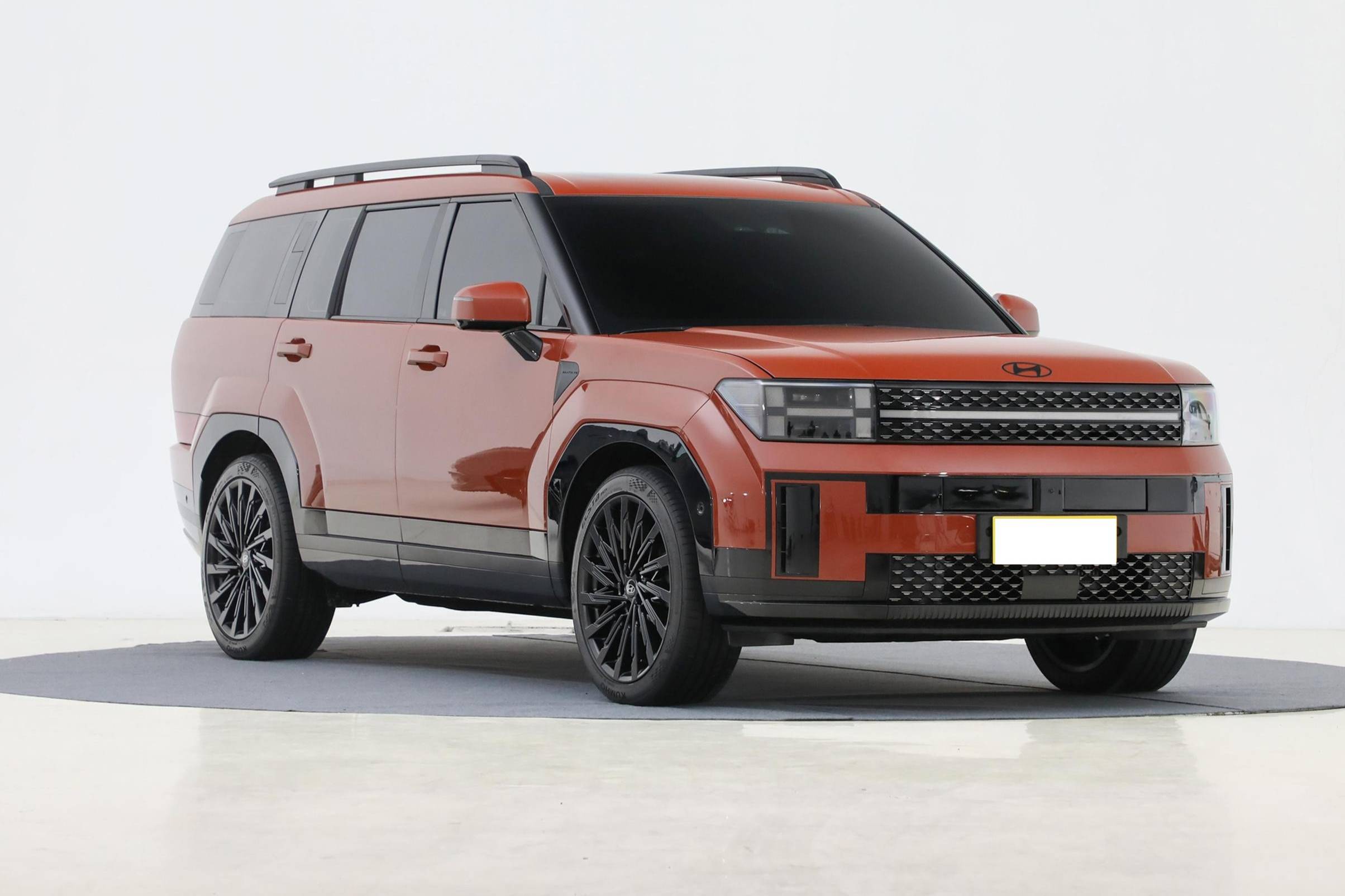 現(xiàn)代全新勝達，中型SUV，外觀硬派，車身C柱位置配攀巖把手