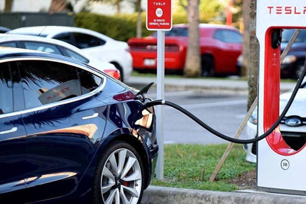 有線充電都沒玩明白,特斯拉的無線充電真的能行?
