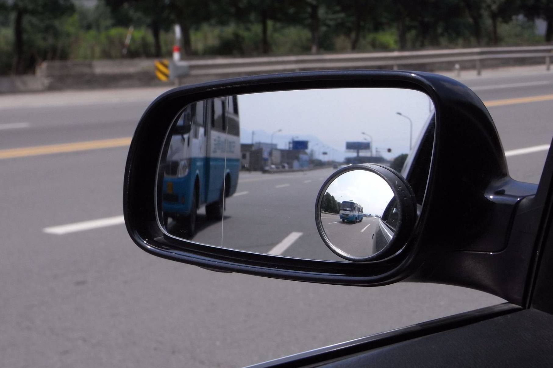 汽车后视镜上小圆镜要不要装？
