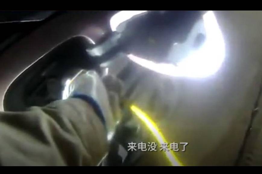 電工用BEV外放電給制氧機供電救老人