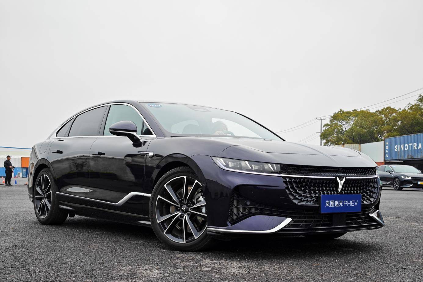 中大型車，可油可電，還有魔毯懸架！試駕嵐圖追光PHEV