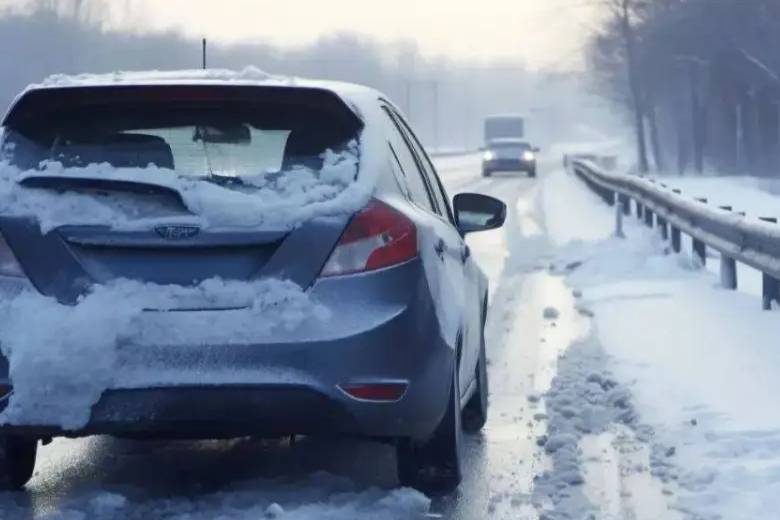 多地数十辆车连撞，当遇到冰雪路面，怎么驾驶才是正确姿势？