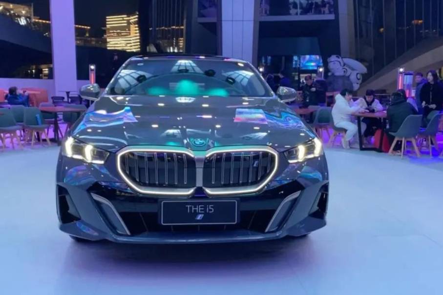 上市丨最不像5系的全新BMW 5系，成就豪華智能新標(biāo)桿