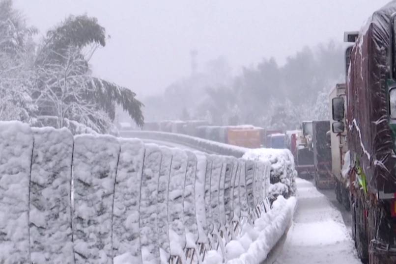 暴雪下的高速：信電動(dòng)車還是燃油車？