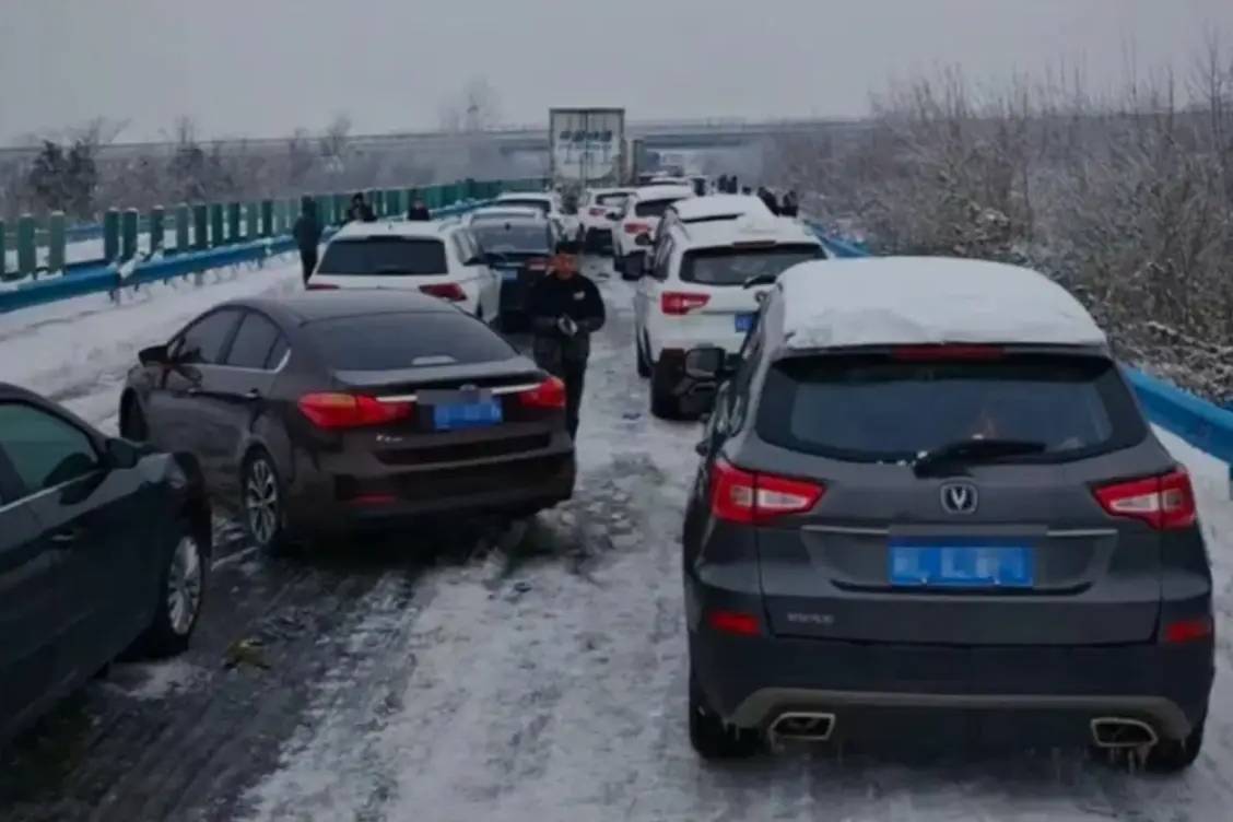 暴雪凍雨一來(lái)，電動(dòng)車在高速上趴窩了