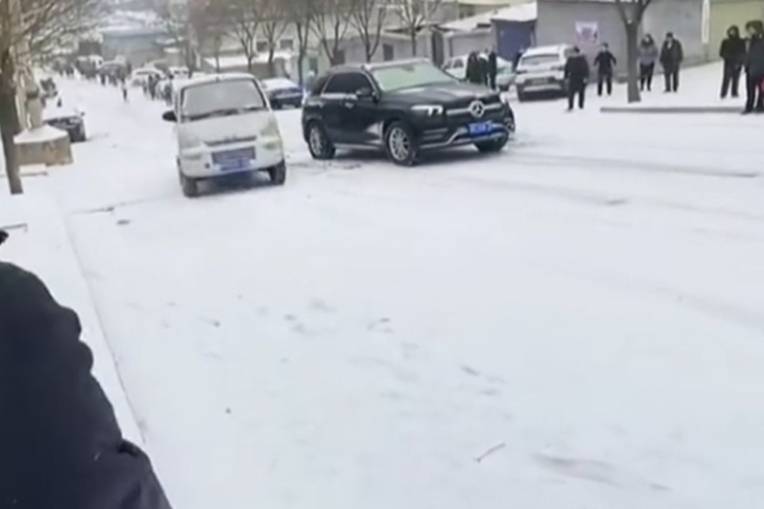 都是后驅(qū)，為何面包車在雪地上不打滑，百萬豪車卻寸步難行？