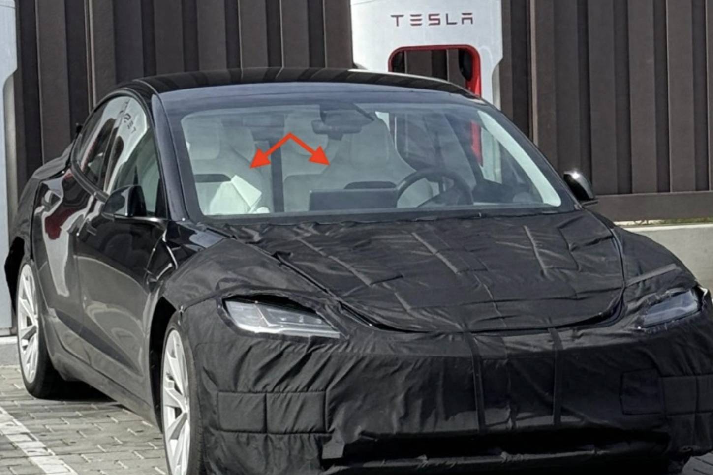 新款特斯拉Model 3 性能版曝光，白色桶形座椅引人矚目