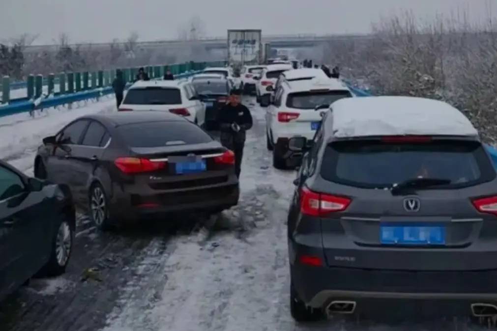 暴雪冻雨一来，电动车在高速上趴窝了 