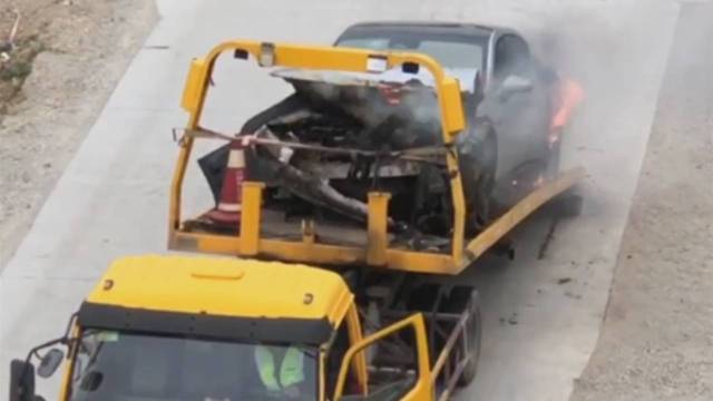 某新能源轿车发生事故后在拖车上起火