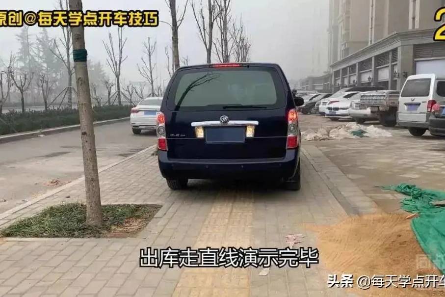  窄路倒車拐彎看后視鏡打方向技巧