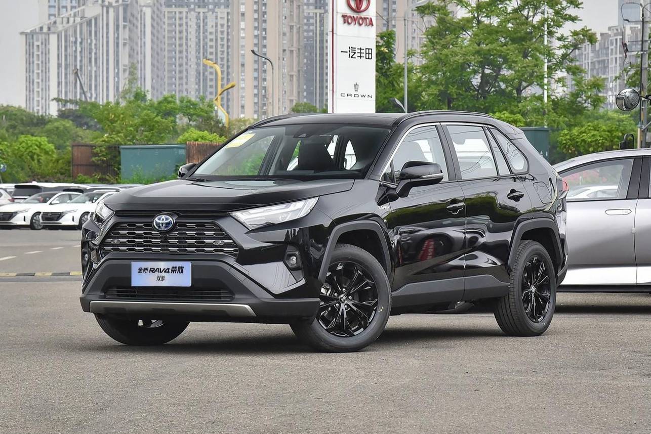 价格下探4.5万，紧凑型SUV提供2种动力，体验RAV4荣放